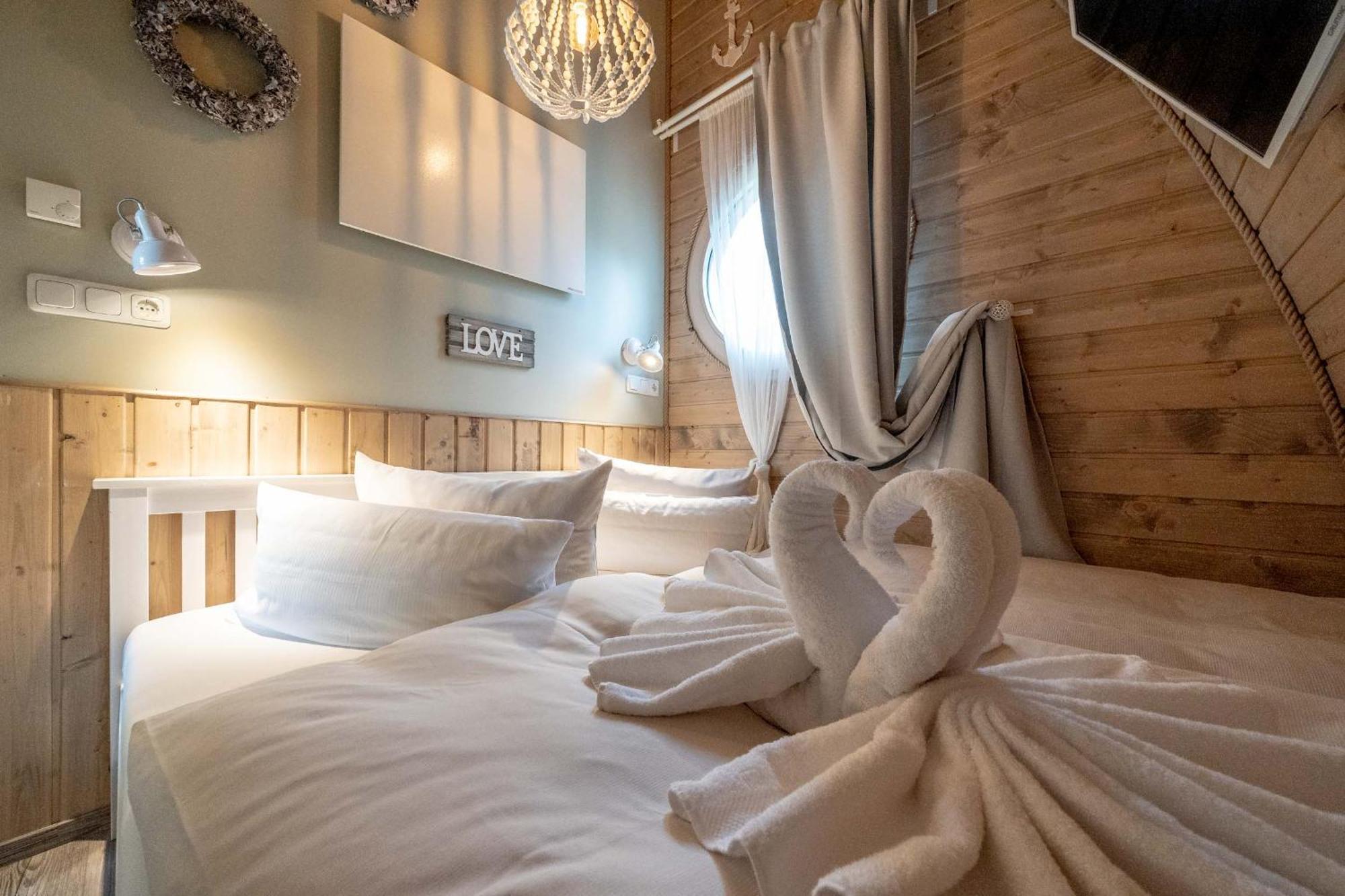 Lieblingsplatz Parey - Schwimmendes Seehotel Szoba fotó